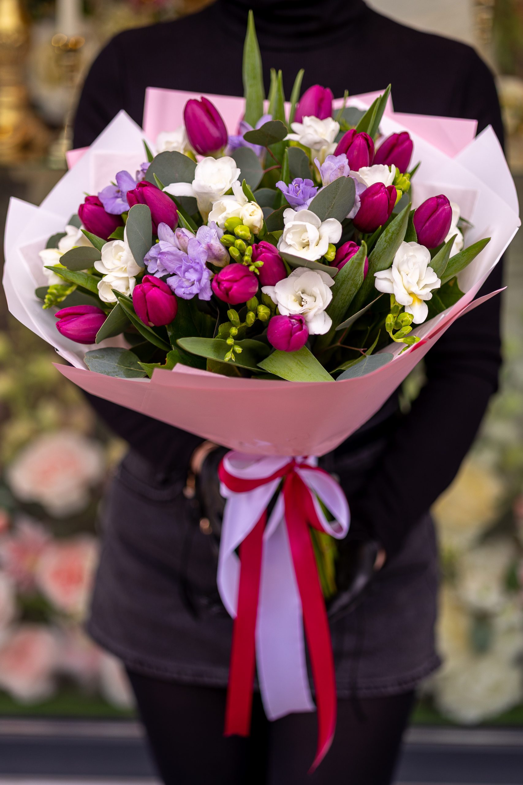 Buchet cu Lalele ciclam si Frezii multicolore