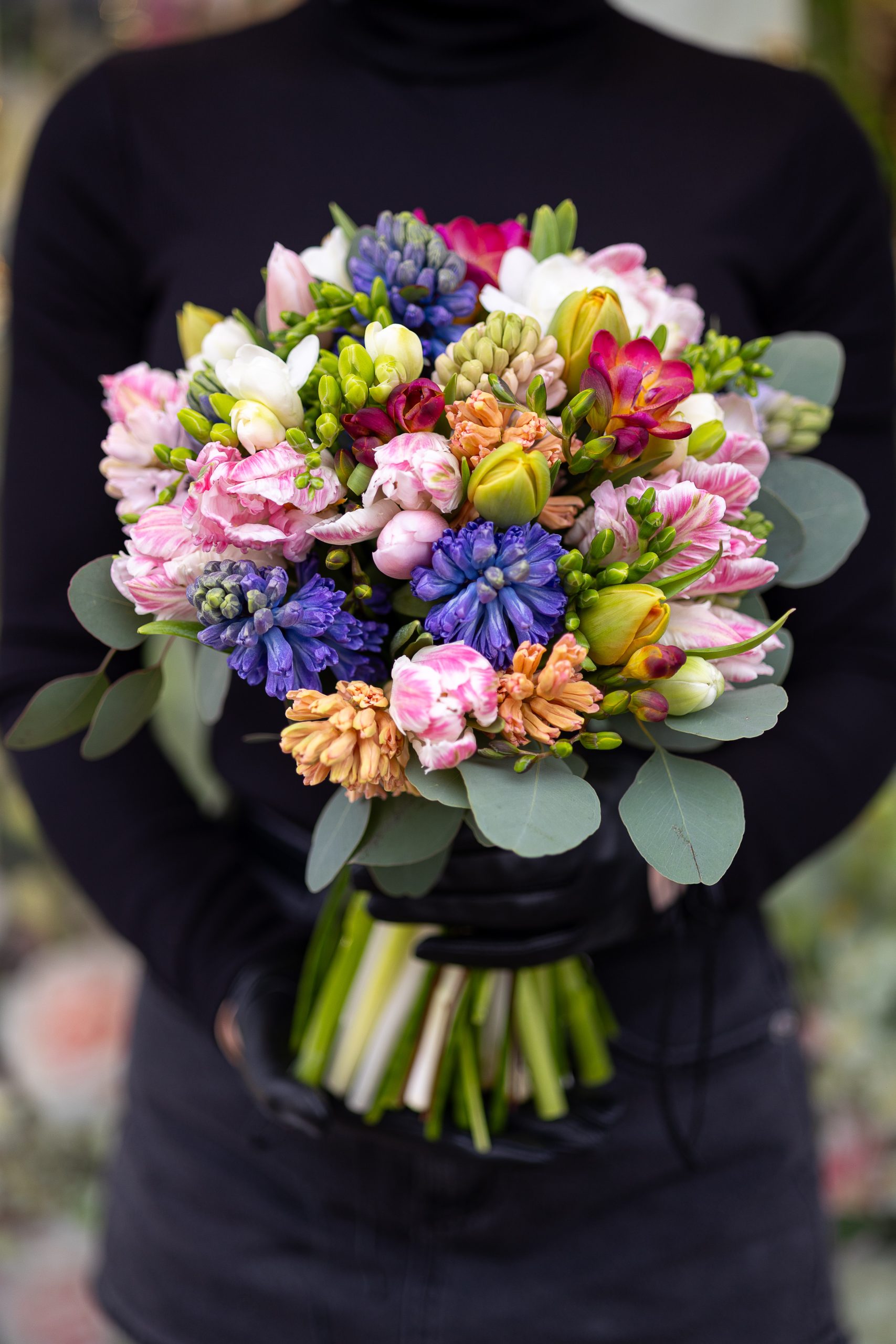 Buchet cu lalele, zambile si frezii – Vestitorii primaverii